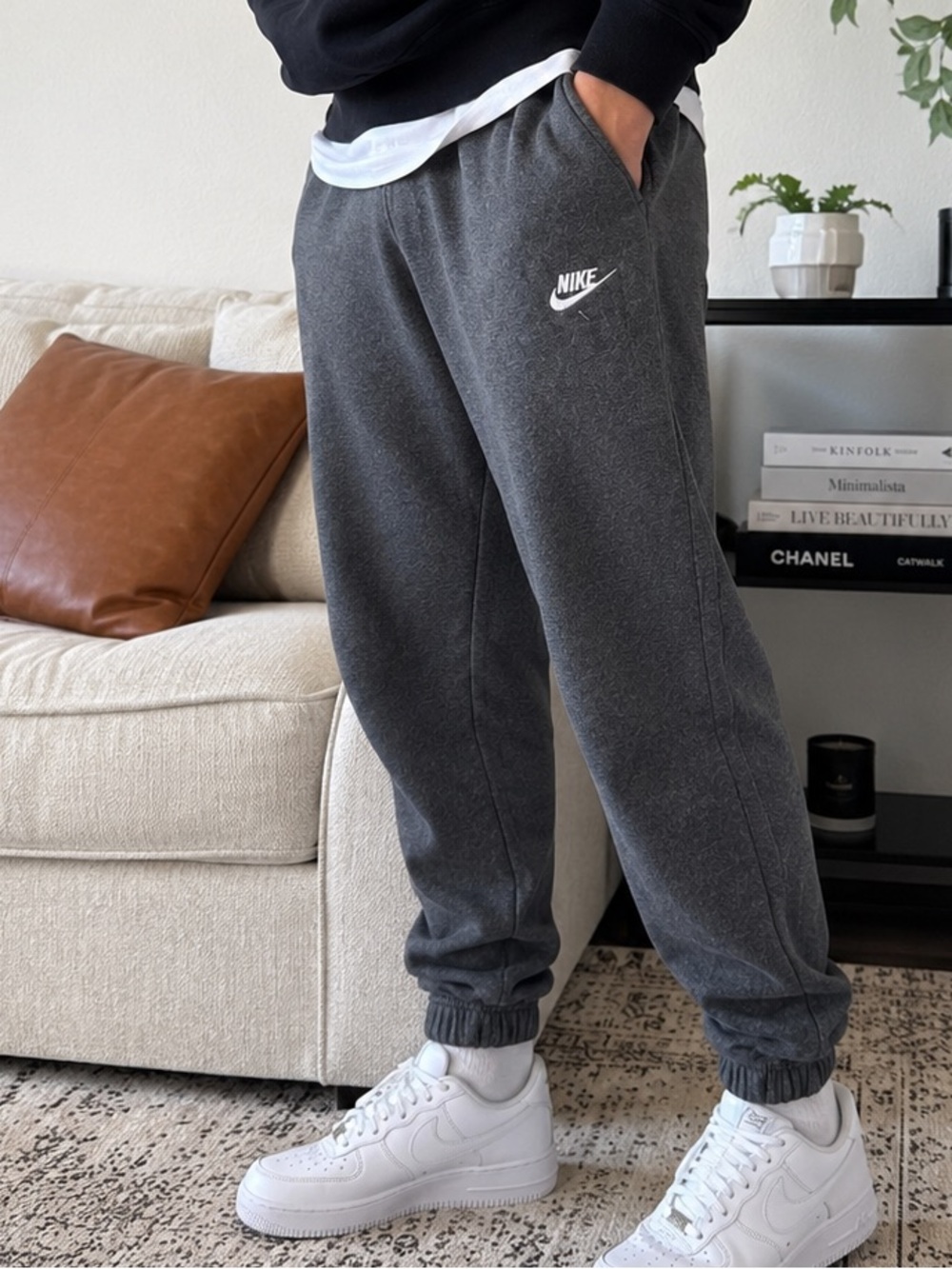 Nike Sportswear Club Fleece Joggers Gray Men’s Medium Embroidered Logo Sweatpant
